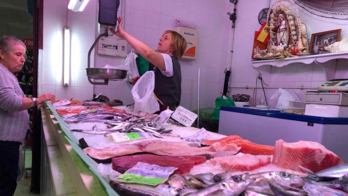 Archivo de uno de los puestos del mercado central de Adra.