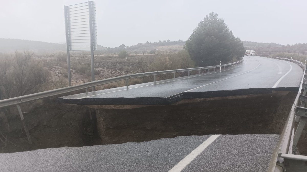 Imagen de la A334 en el kilómetro 32, de la variante de Serón.