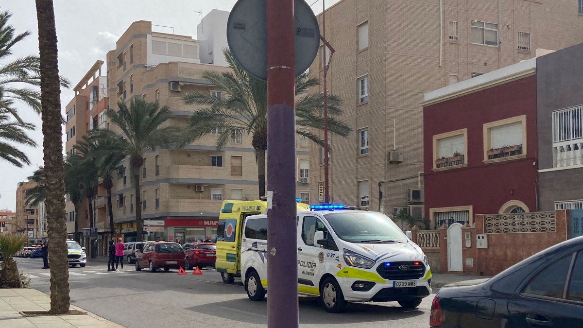 Equipo sanitario y Policía Local en el lugar del accidente.