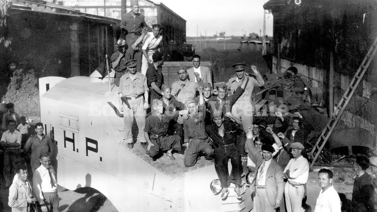 Trabajadores de Oliveros y miembros armados del Control Obrero en los talleres durante la guerra civil.