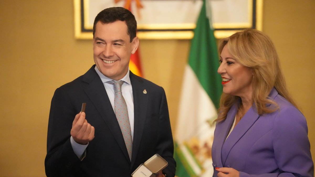 El presidente Juanma Moreno y la consejera Carolina España.