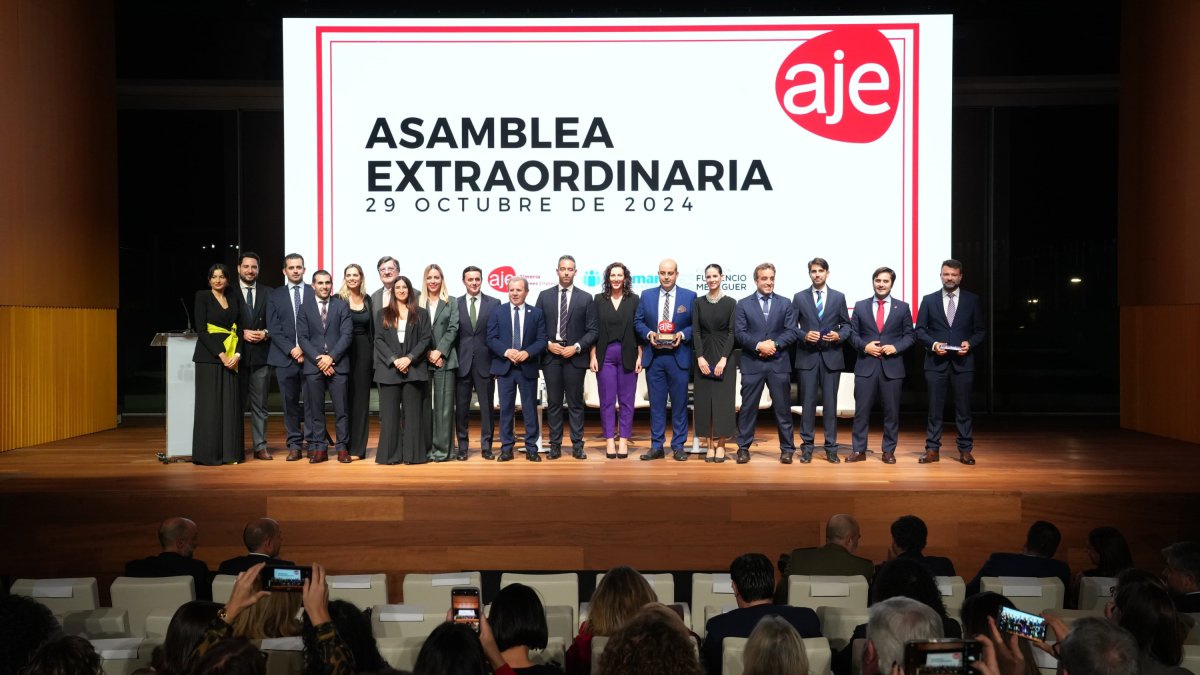 Foto de familia de la Junta Directiva entrante y saliente, junto a la alcaldesa de Almería, el presidente de la Diputación y otros representantes.