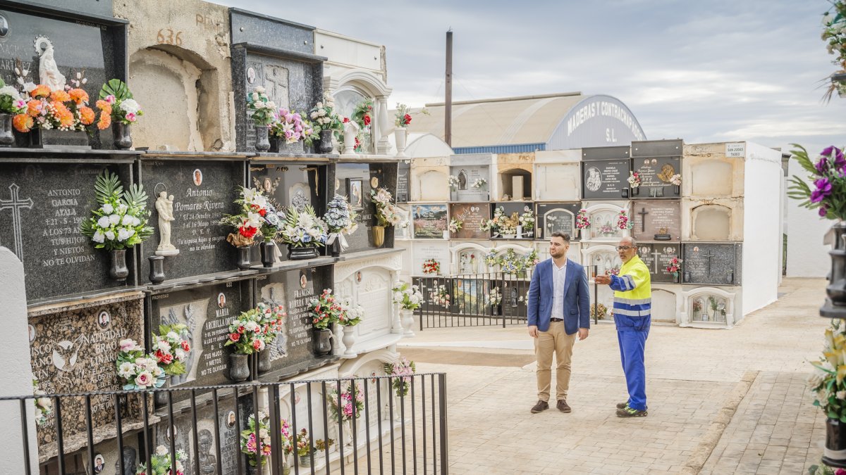 Los cementerios municipales del Poniente se preparan para 'Todos los Santos'.