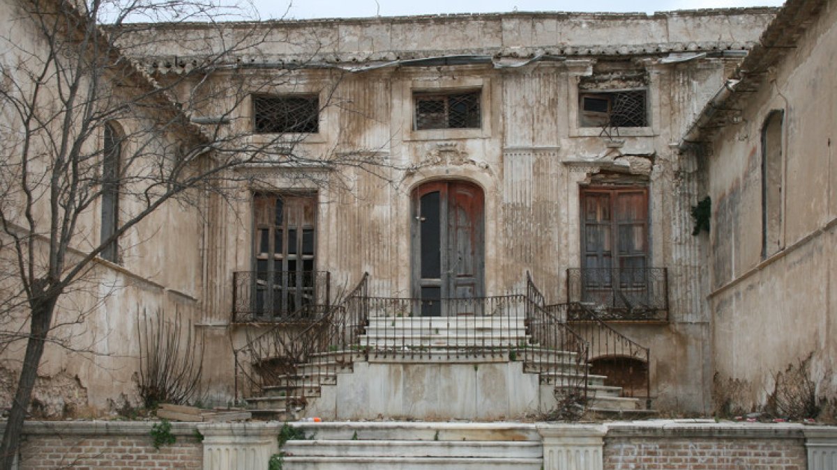 Fachada abandonada del Palacio de la Almanzora.