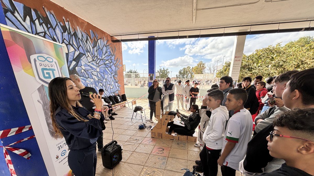 La edil pulpileña compartiendo información del campeonato con los jóvenes.