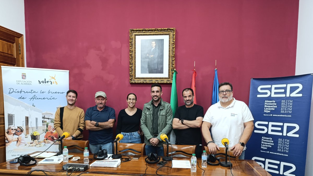 Los invitados al programa Hoy por Hoy Almería, entre ellos representantes de comercios y empresas locales junto con el alcalde y los presentadores