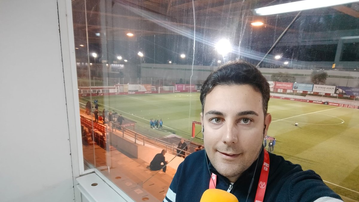Carlos Miralles desde la cabina de la Cadena SER en el campo del San Sebastián de los Reyes.