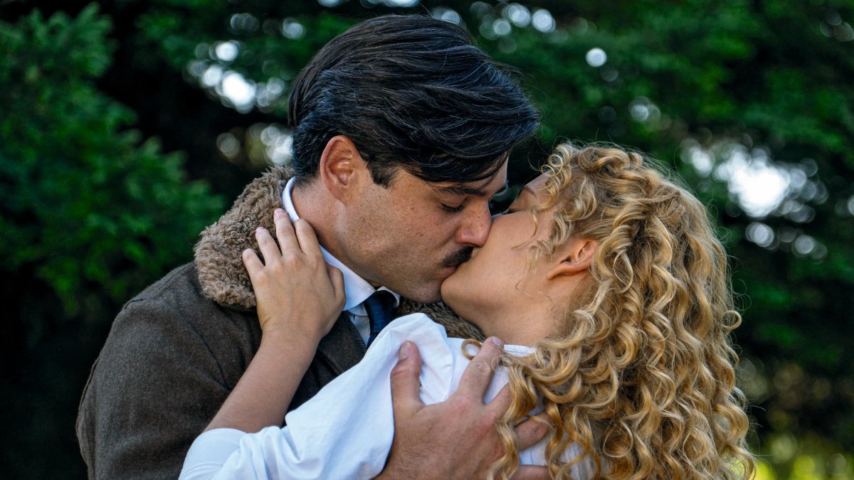 Manuel pide a Jana que lo acompañe a una competición de aviación.