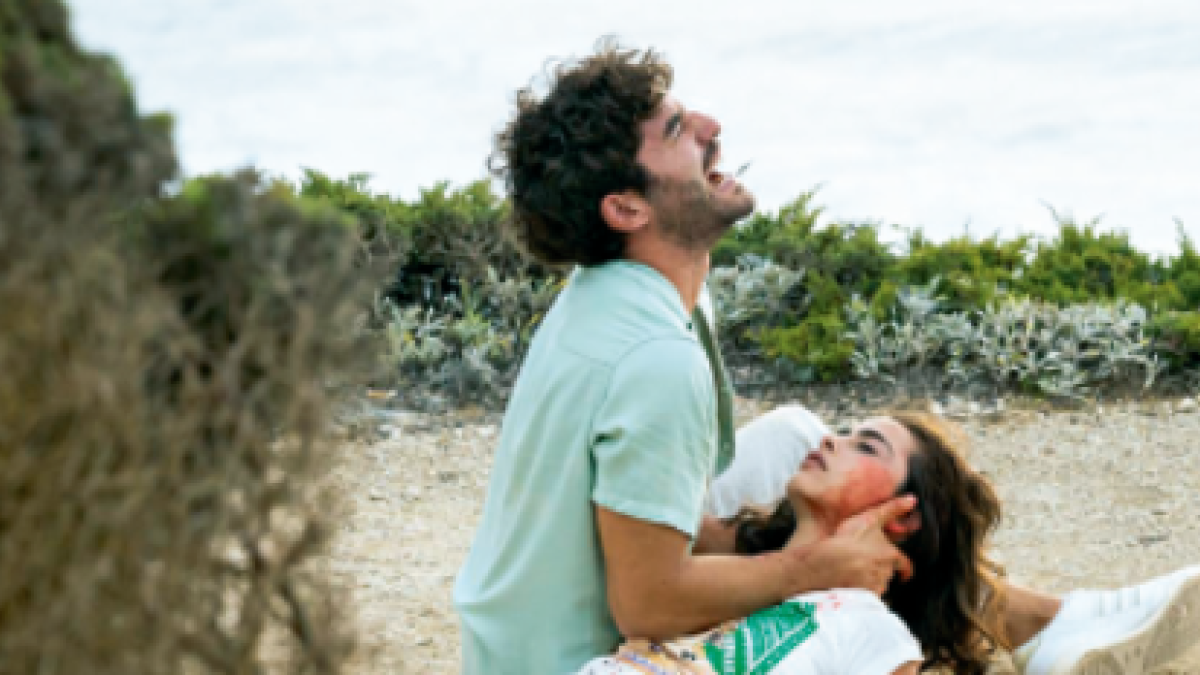 Tiago encuentra el cuerpo sin vida de Pipa en la playa.