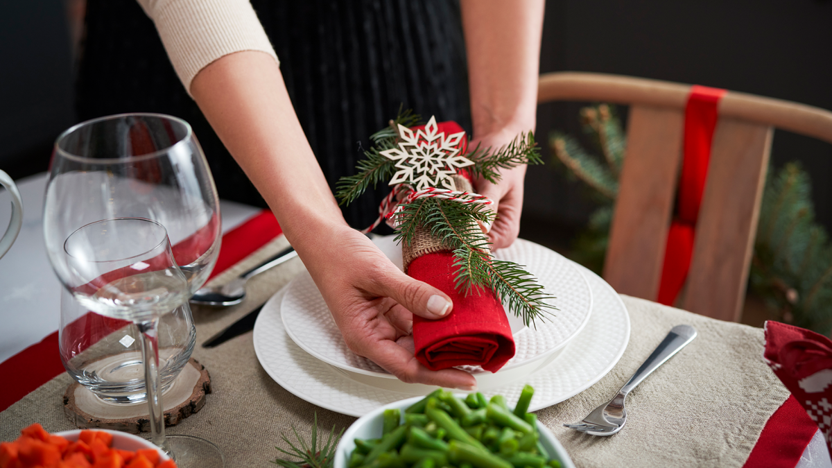 Una mesa preparada para una comidad de Navidad. /ENVATO