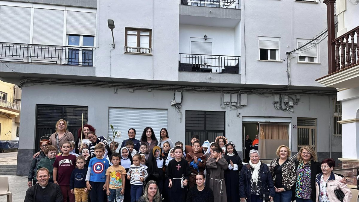 Los protagonistas de la fiesta de disfraces de Santos en Gádor.