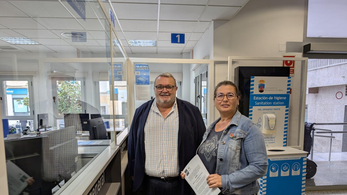 Manolo García y Belén Pérez registrando la moción.