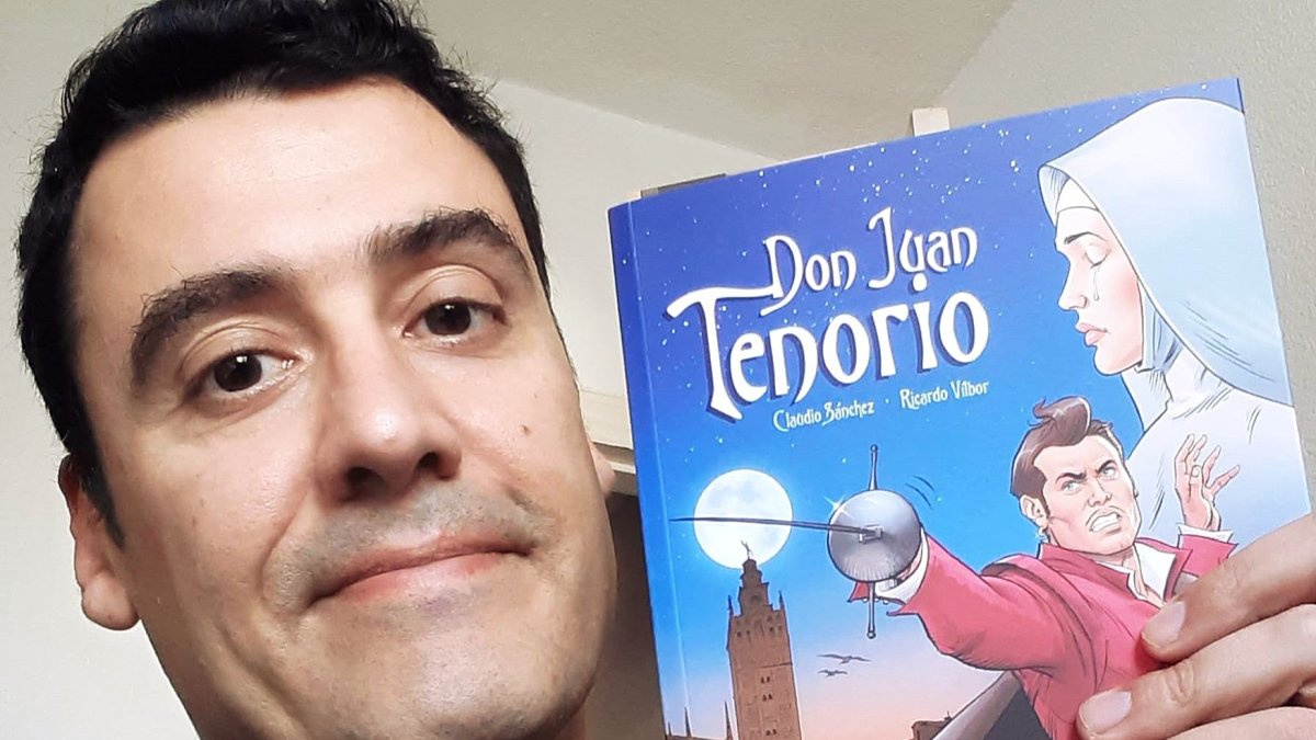 El dibujante almeriense Claudio Sánchez Viveros con su cómic.