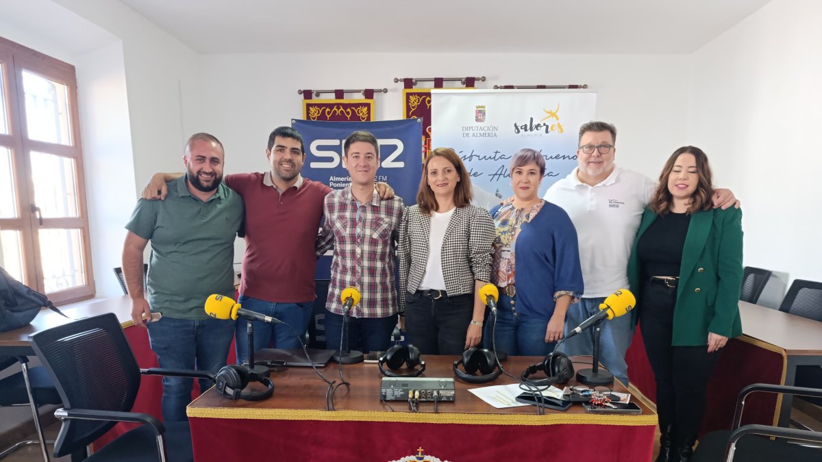 Los productores invitados junto con la alcaldesa y los presentadores del Hoy por Hoy.