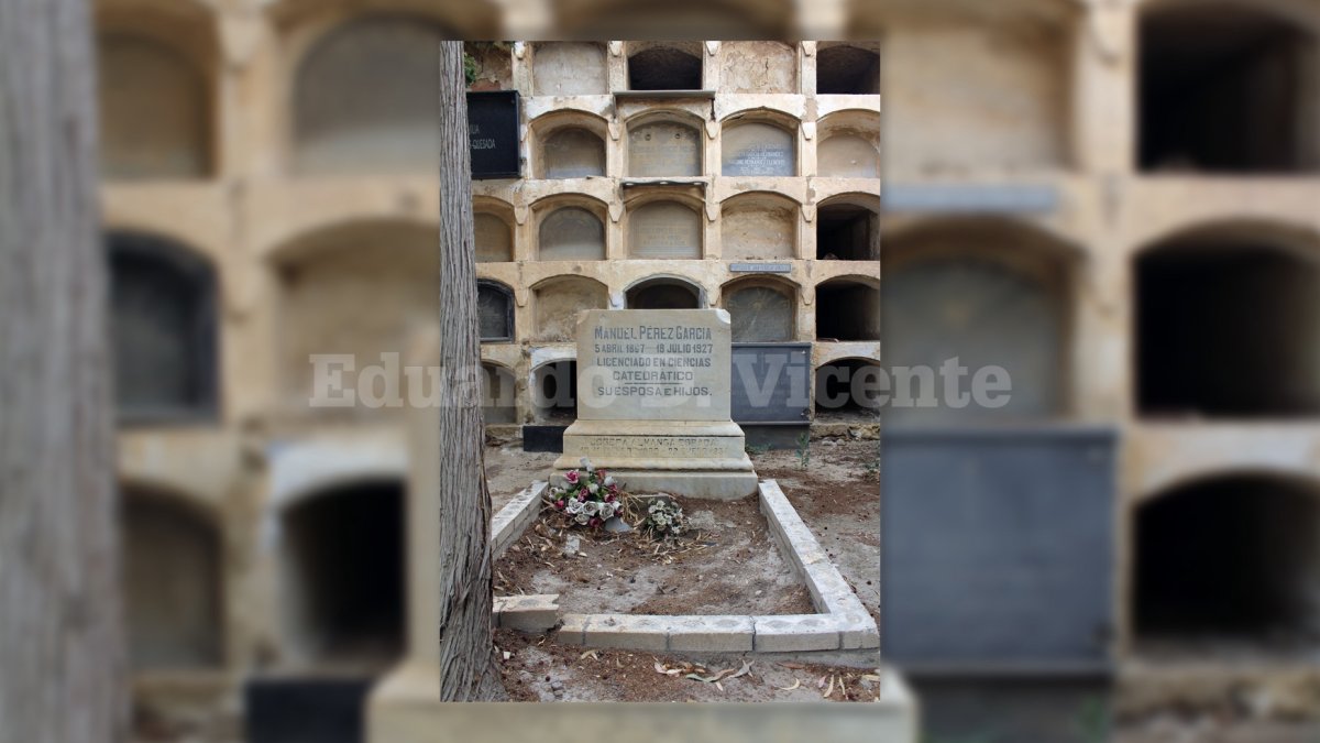 Cementerio antiguo de Almería. A los niños nos gustaba mucho internarnos por los rincones más lejanos del campo santo.