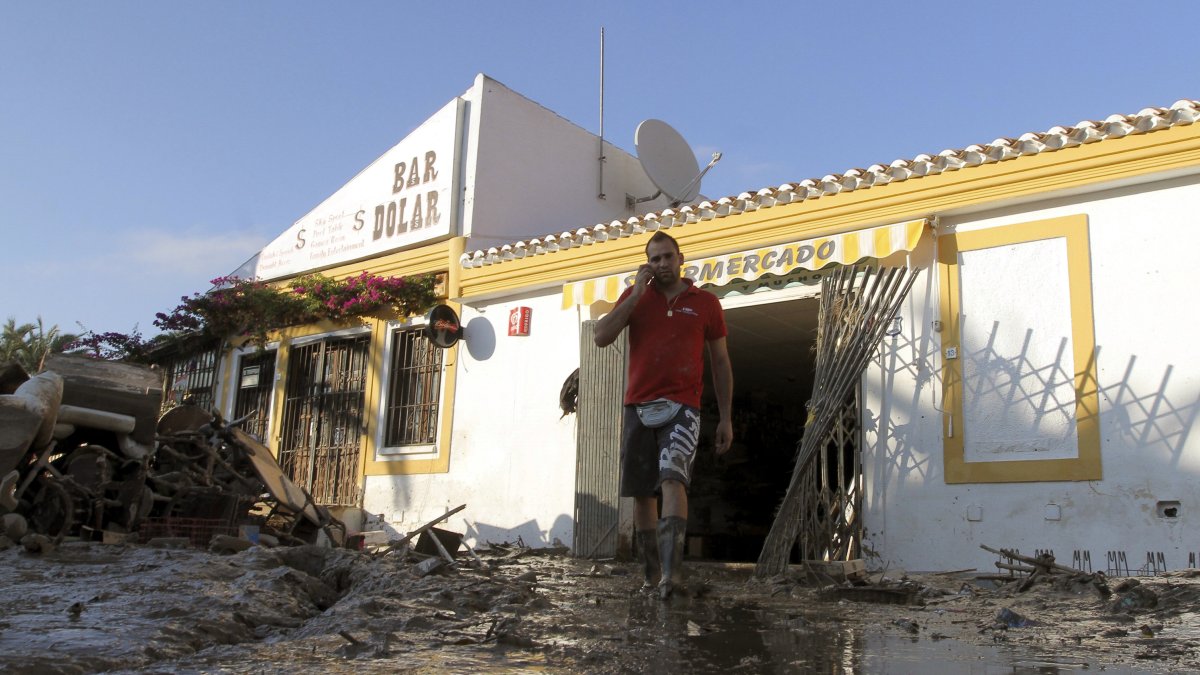 Un residente achicando agua en Pueblo Laguna, en octubre de 2012.