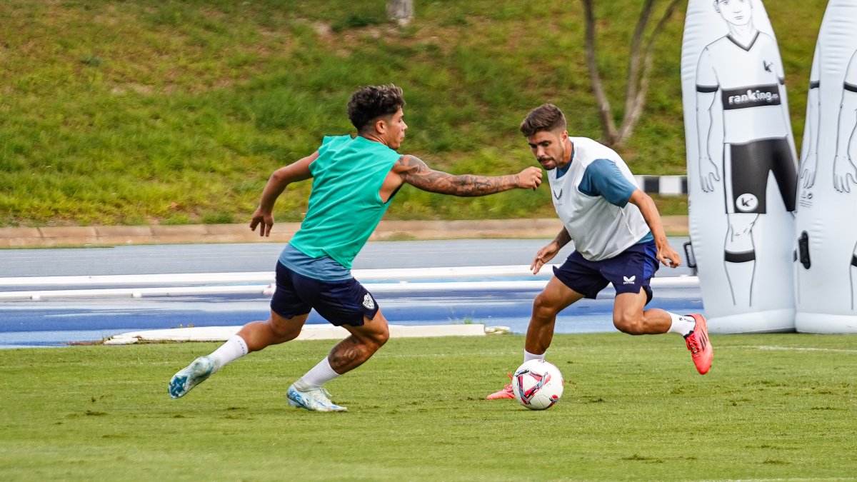 Pozo intenta marcharse de Nico Melamed en el entrenamiento en el Anexo Mediterráneo.