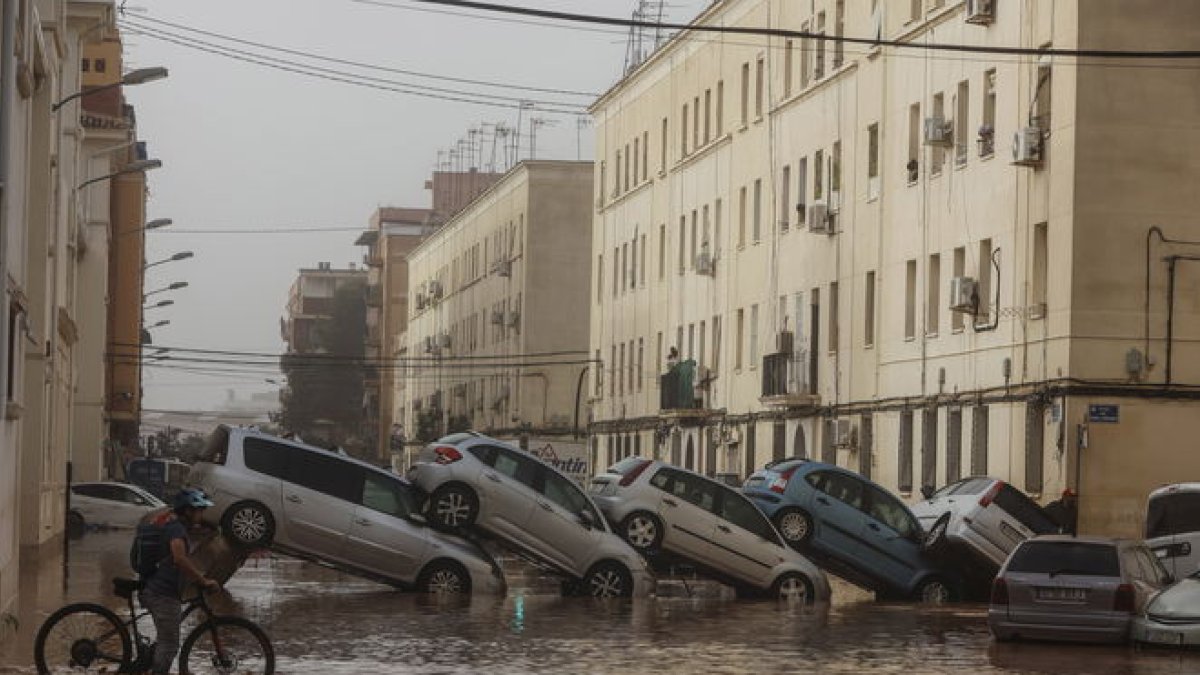 Vehículos destrozados en una calle.