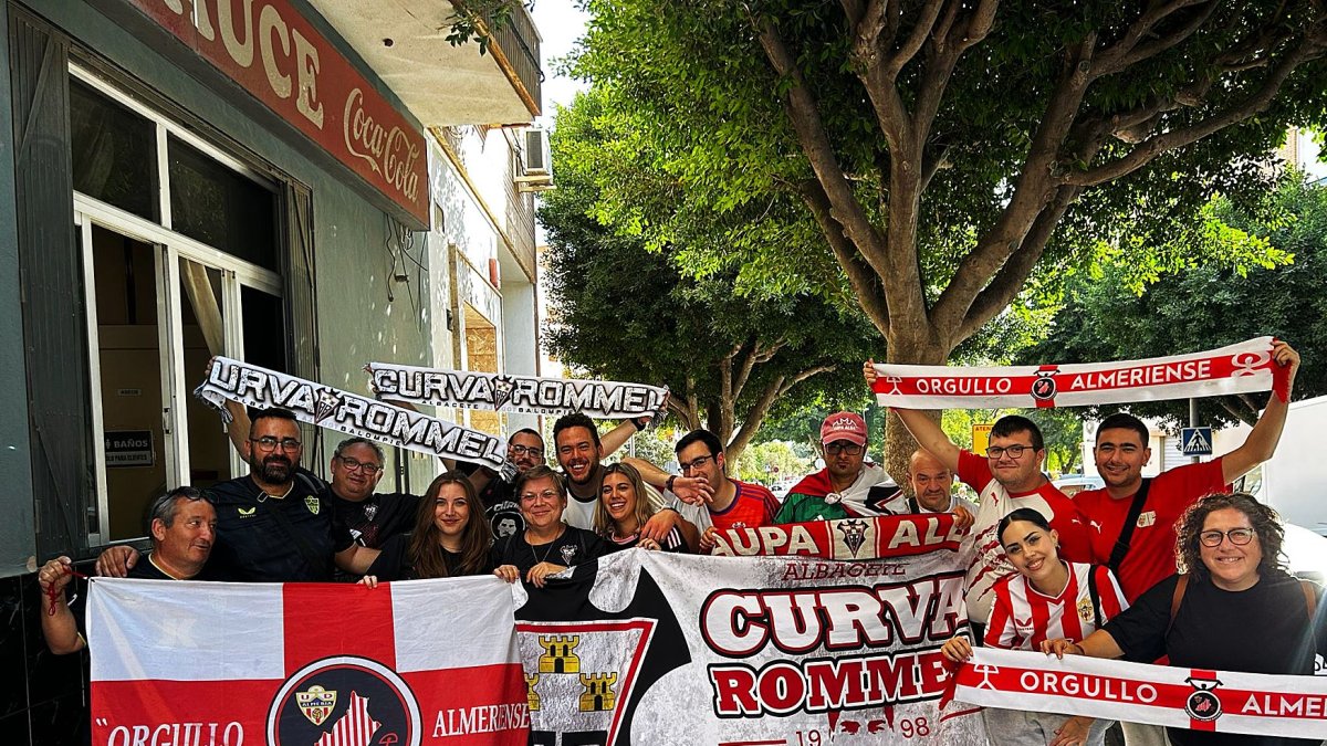 La peña del Almería se lo pasa en grande desplazándose para ver a su equipo.