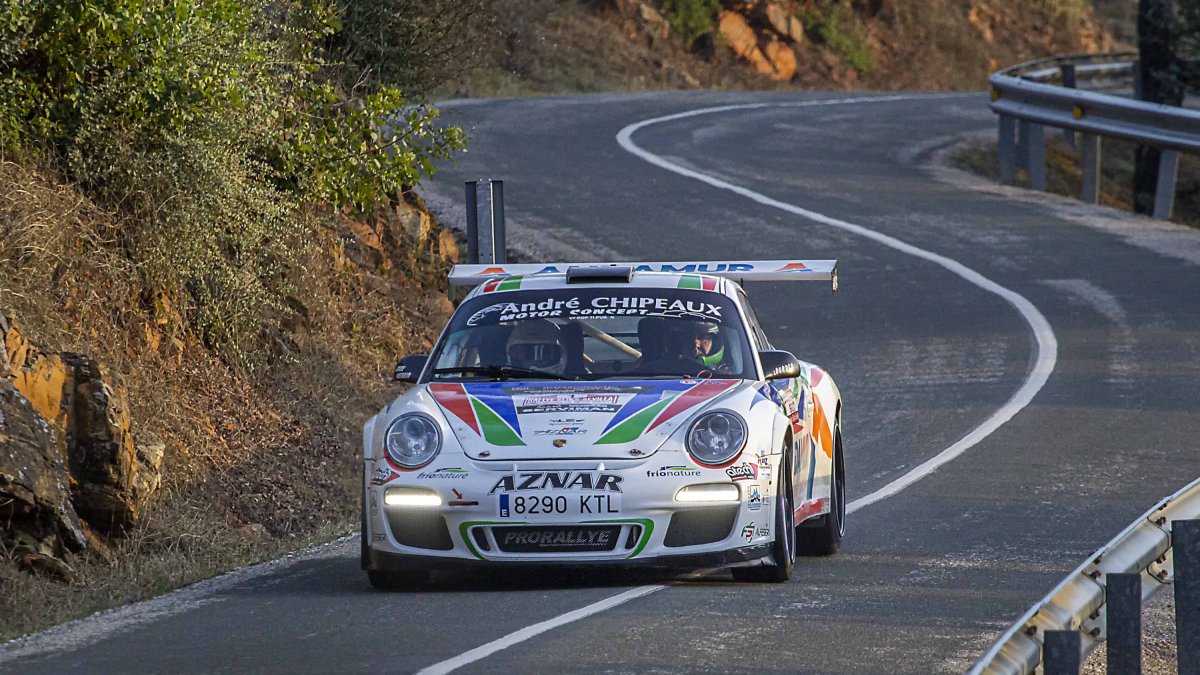 El ocho veces campeón almeriense, José Antonio Aznar, llega líder de la clasificación a escaso margen del malagueño Óscar Gil que también pel