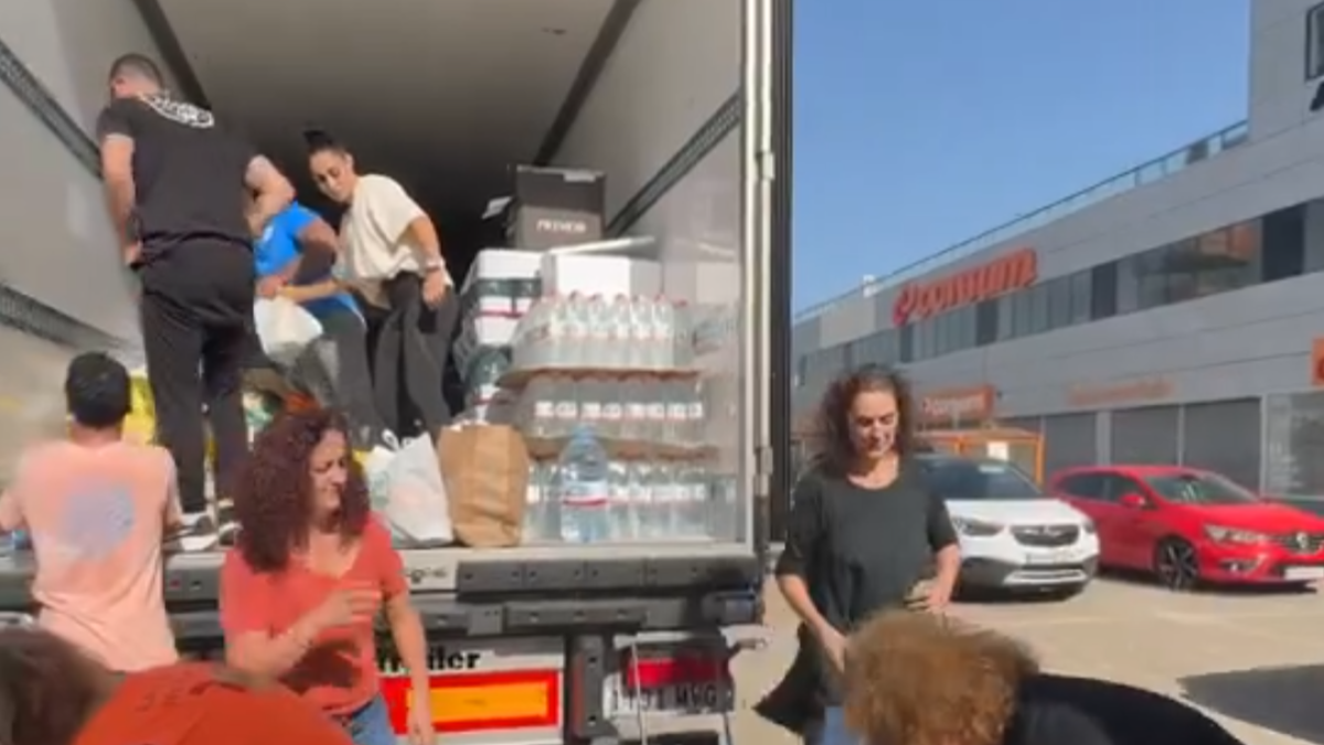 Imagen de los voluntarios cargando el primer camión.