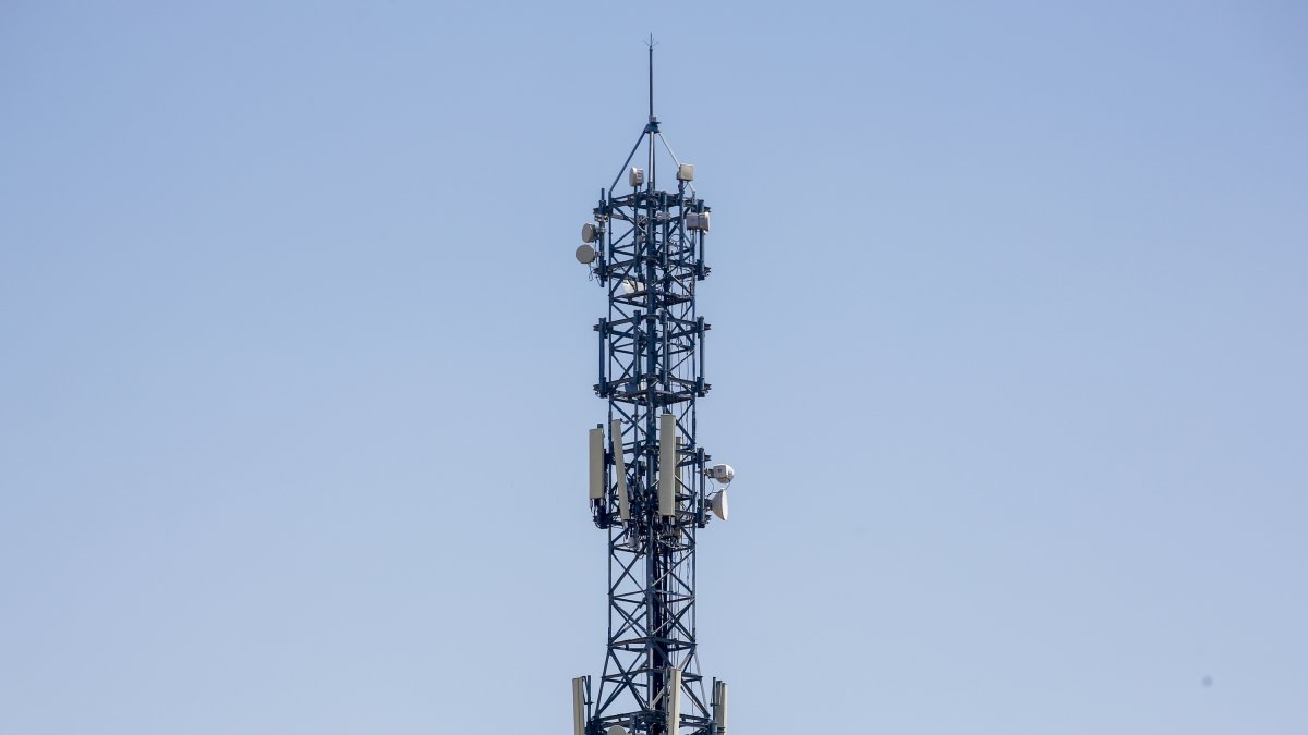 Imagen de una antena de telefonía.