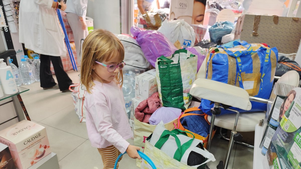 Vecinos de todas las edades y barrios de la provincia se han acercado a los puntos de recogida para la recolección de productos para los afectados.