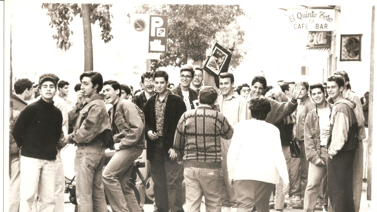 Estudiantes del Instituto Celia Viñas, bajo el antiguo bar del Quinto Toro, en la calle Javier Sanz, a mediados de los 80.