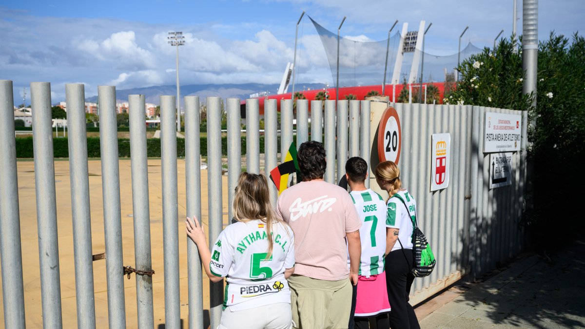 Aficionados del Córdoba contemplando un Estadio de los Juegos Mediterráneos en silencio.