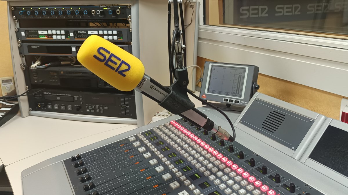 Un Carrusel Deportivo local con toda la información del tiempo y la opinión de los oyentes.