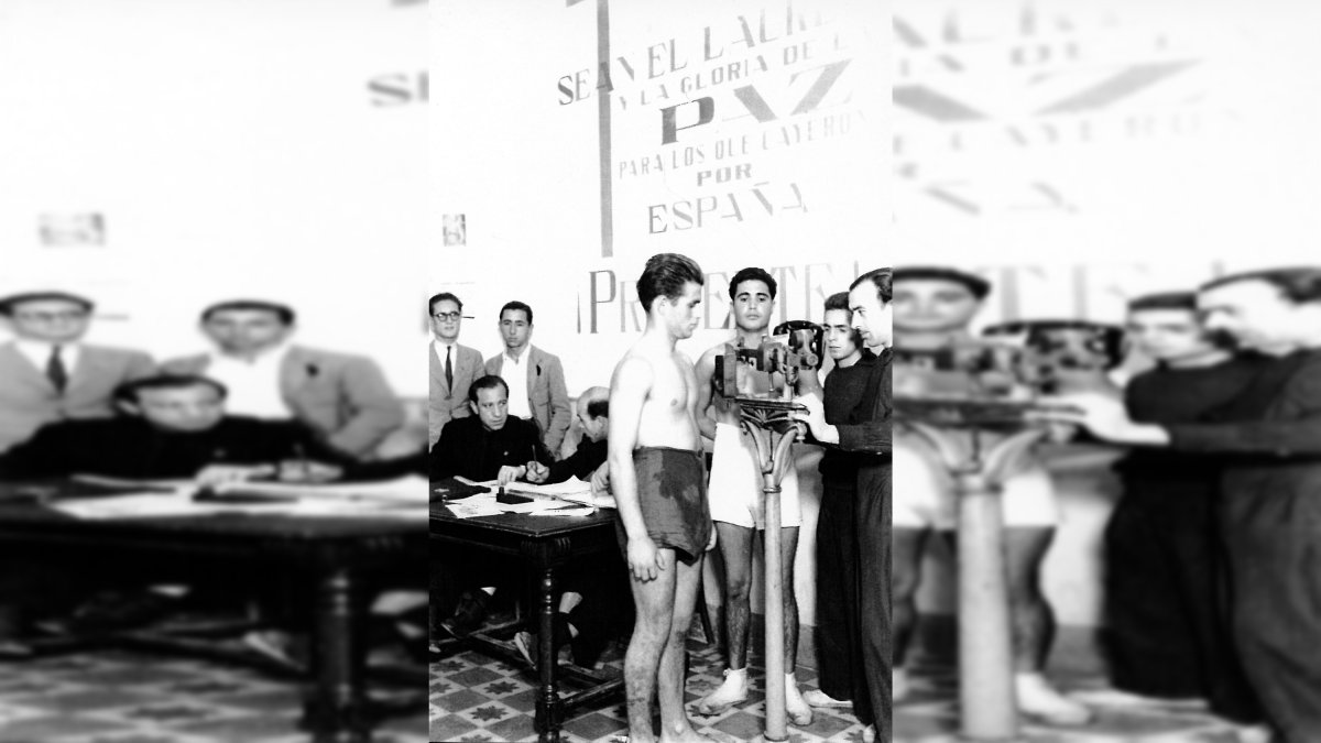 El famoso boxeador almeriense Antonio González ante la báscula en presencia de los púgiles Marín y De las Heras. Abril de 1944.