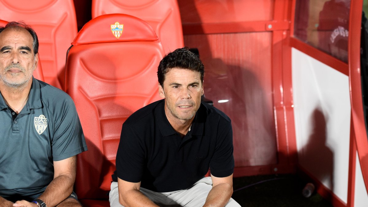 El entrenador del Almería en el banquillo del Mediterráneo.