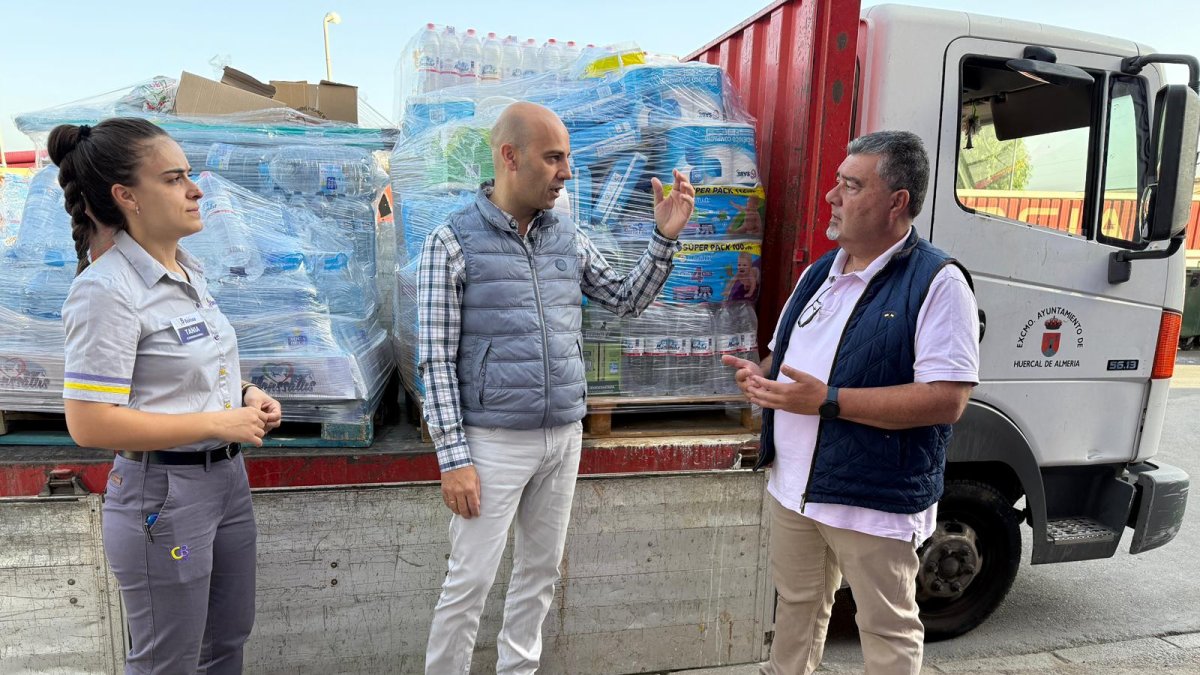 El gerente de Borosa Market, Santos Álvarez conversando con Juan Luque, concejal de Asuntos Sociales de Huércal de Almería.