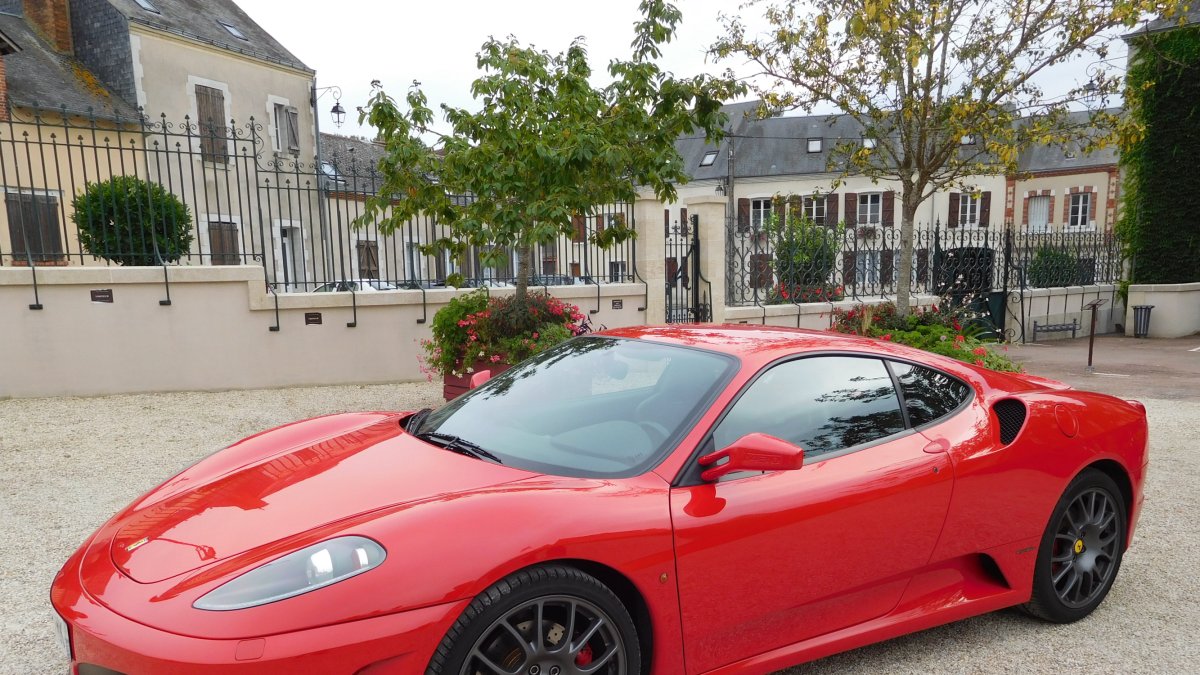 Un Ferrari F430, entre los coches que se subastan por 150 euros.