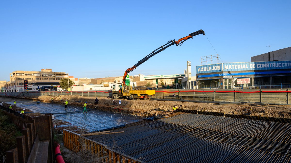 Así van los trabajos en la zona de naves industriales que se encuentran ubicadas en la Carretera de Sierra Alhamilla