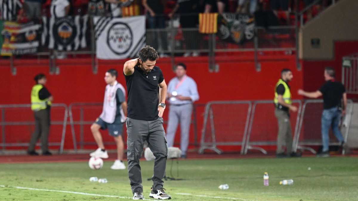 Rubi, pensativo en el partido ante el Castellón en el Estadio de los Juegos Mediterráneos.
