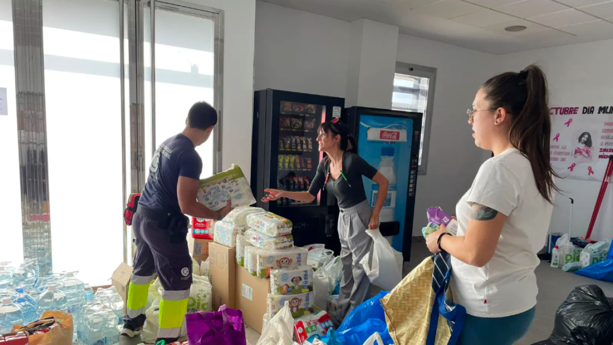 Imagen de voluntarios en el Palacio de Deportes de Vícar.