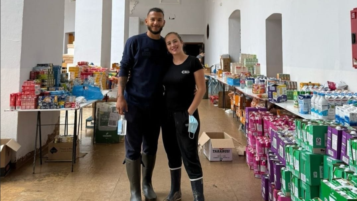 Luis y Carolina felices tras ayudar al pueblo de Valencia.