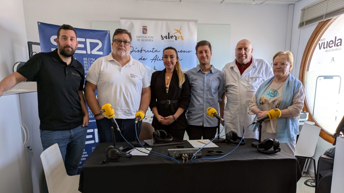 Responsables de productos y comercios locales con la alcaldesa del municipio y los presentadores del Hoy por Hoy Almería de la SER emitido ayer des