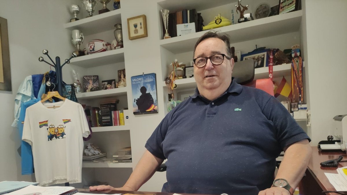 El concejal de Deportes, Tiempo Libre y Cultura del Ayuntamiento de Roquetas de Mar, José Juan Rubí, con LA VOZ en su despacho.