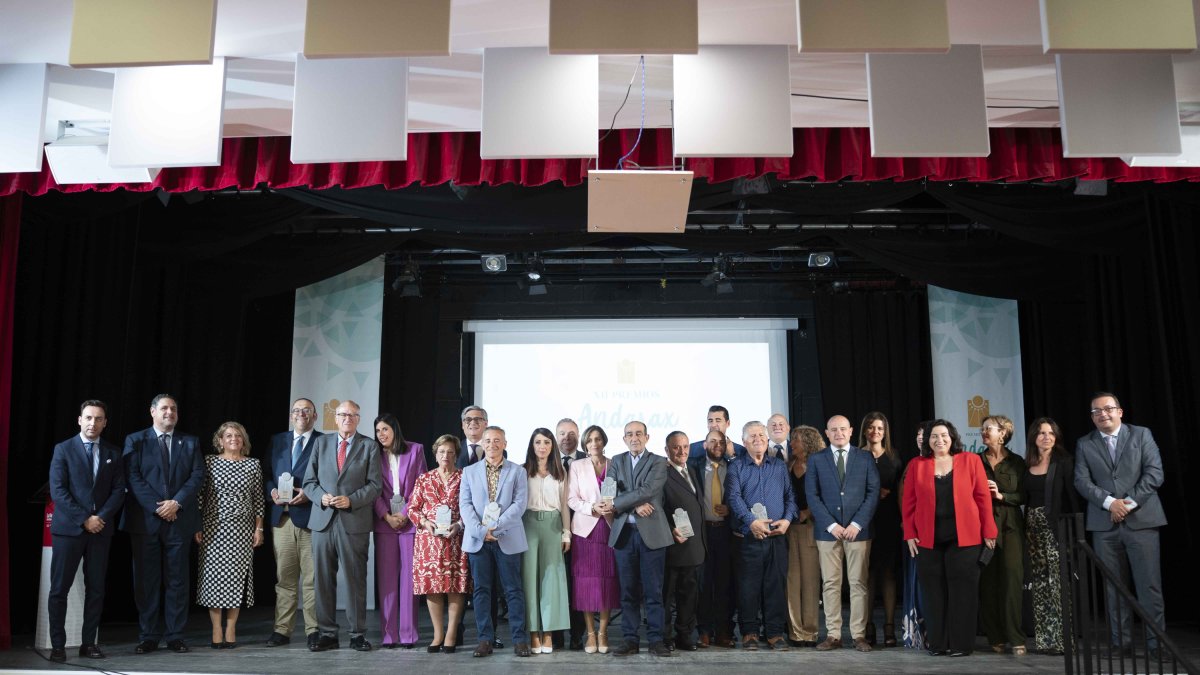 Foto de familia de galardonados, organizadores y autoridades asistentes el pasado año a la gala de los XII Premios del Andarax.