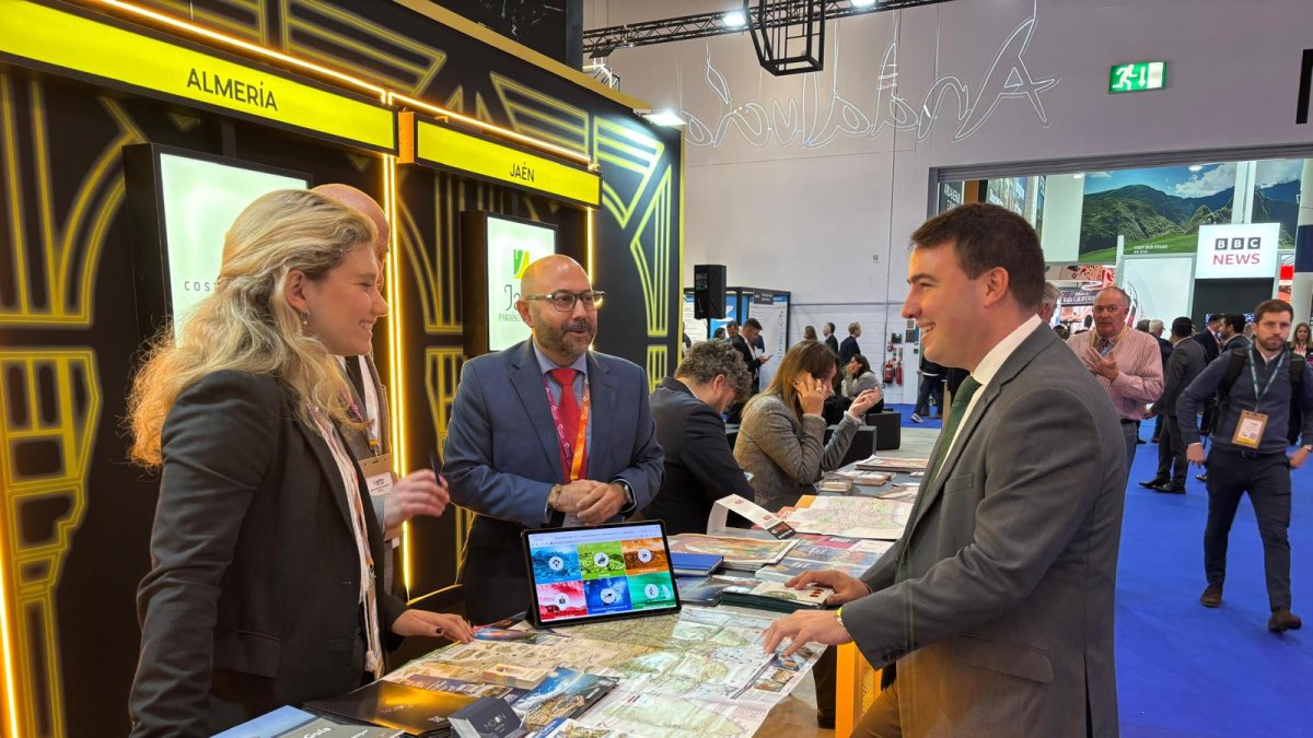 El vicepresidente de la Diputación, Fernando Giménez, ante el expositor de Almería.