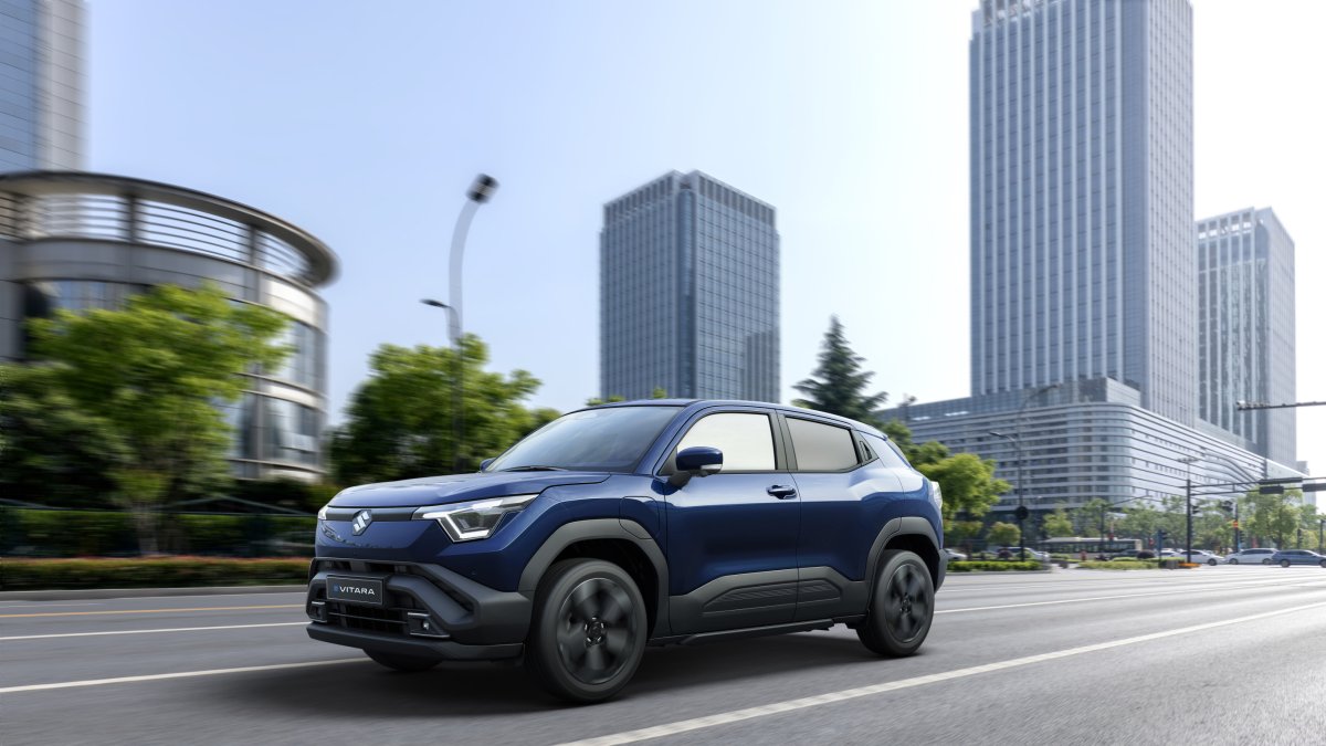 El exterior presenta un diseño llamativo, con neumáticos de gran diámetro y una larga distancia entre ejes (2.700 mm)