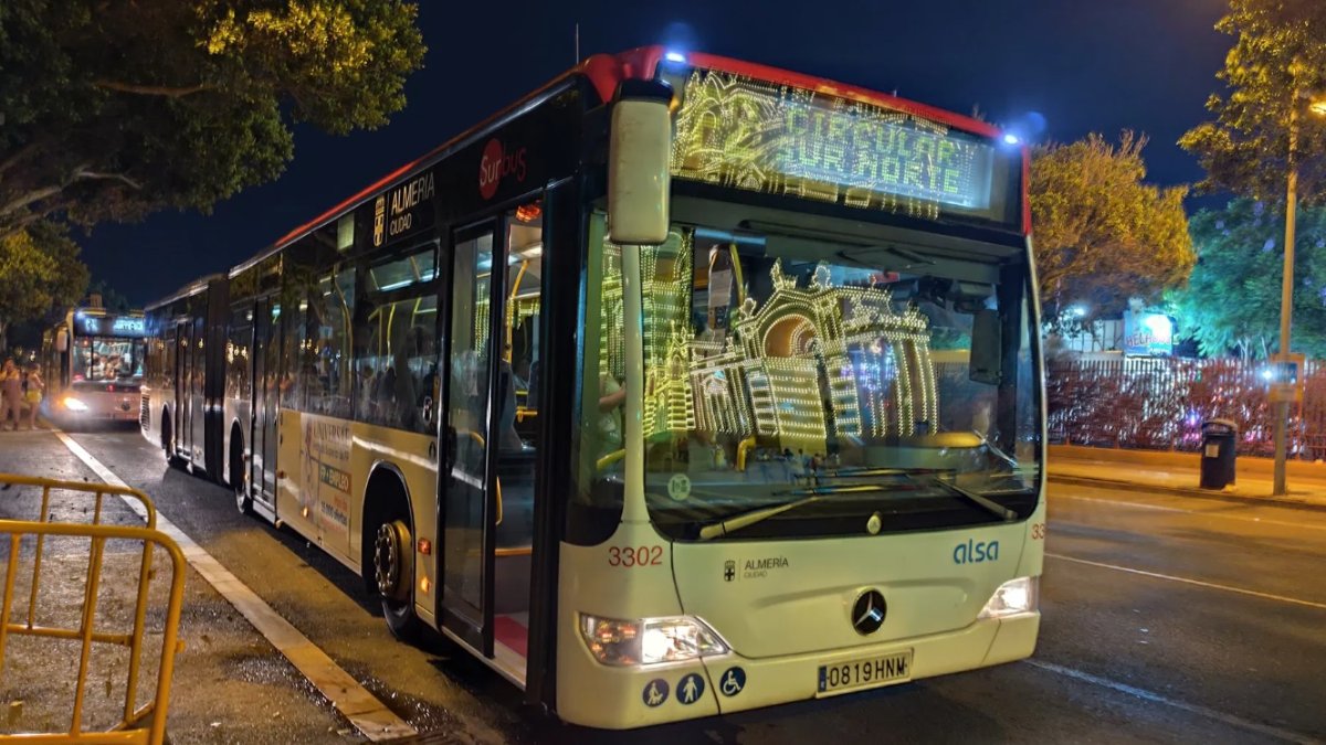 Imagen de un autobús urbano durante la pasada Feria de Almería.