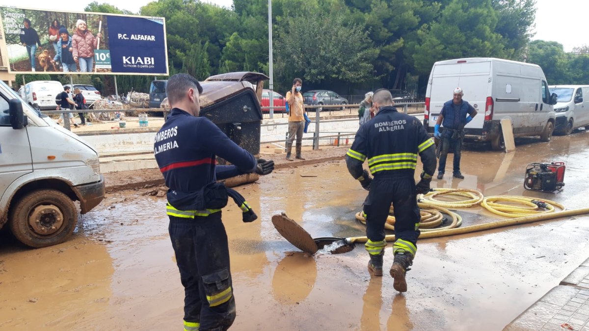Bomberos de Almería durante las labores de limpieza