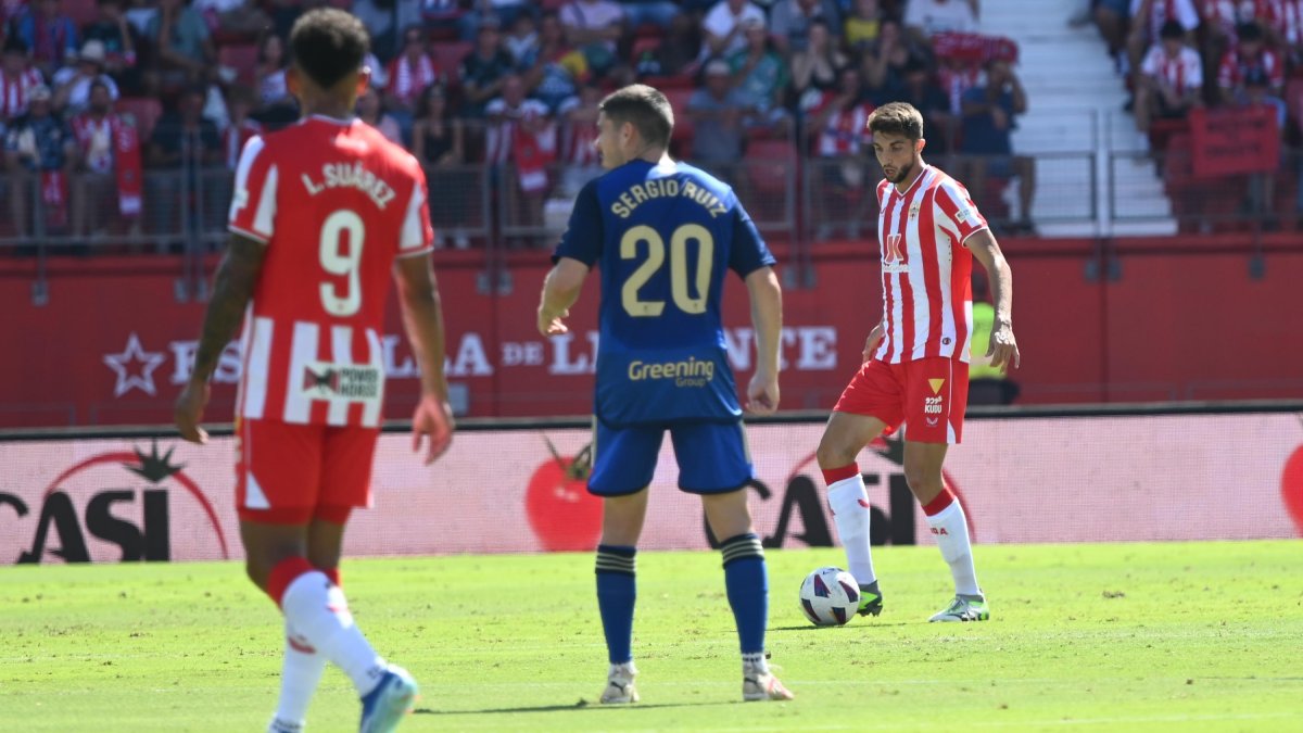 Édgar y Suárez en el partido Almería-Granada en Primera División que acabó con 3-3 en el Mediterráneo.