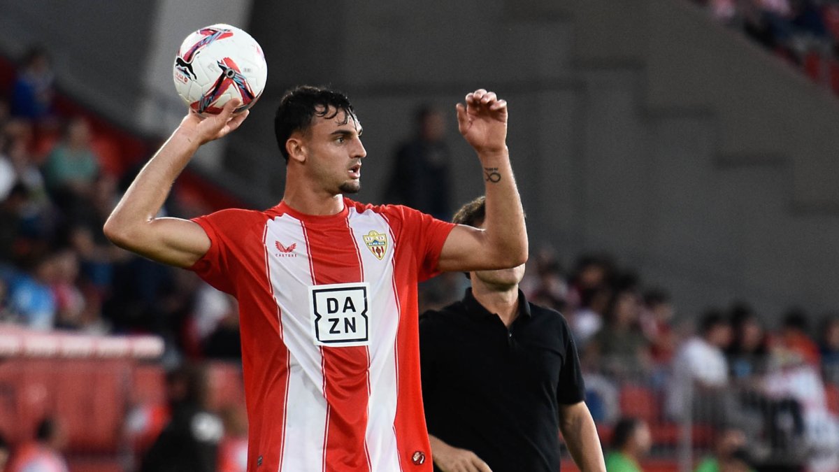 El lateral derecho ha sido convocado por Santi Denia para medirse a Inglaterra y Dinamarca.