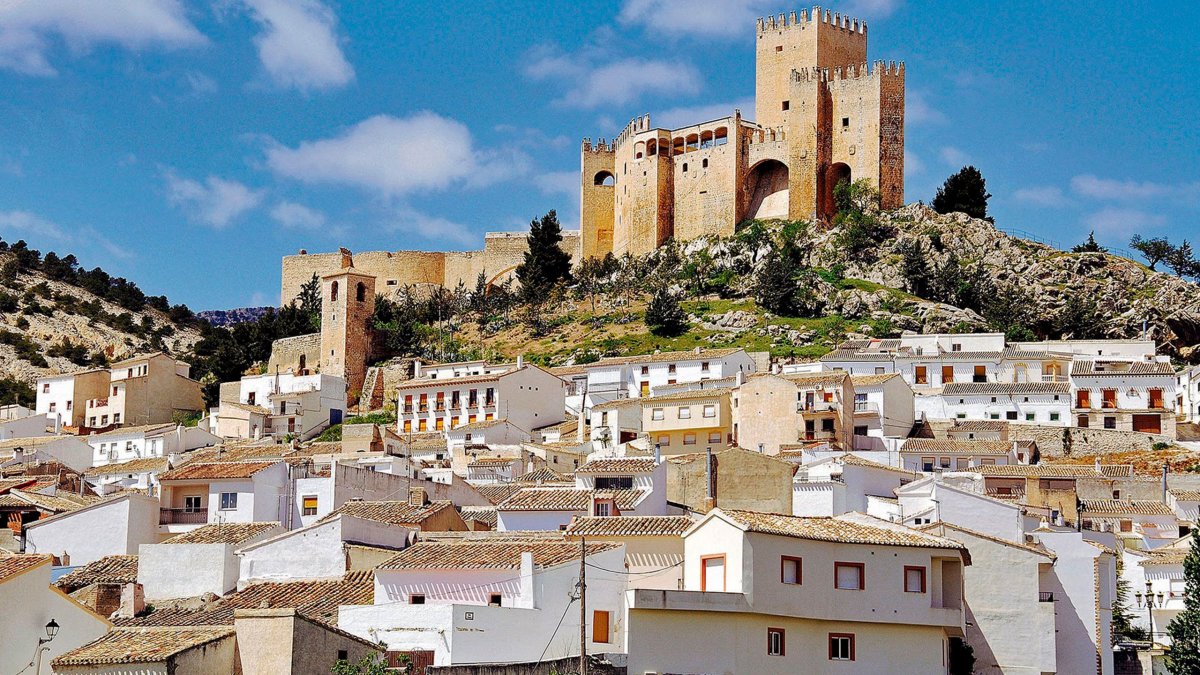 Vista de Vélez-Blanco con su característico Castillo de los Fajardo.