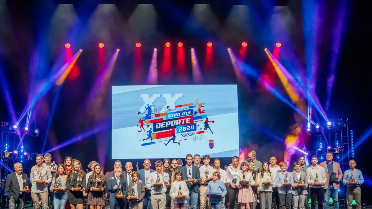 Foto de familia de la XX Gala del Deporte de Roquetas de Mar.