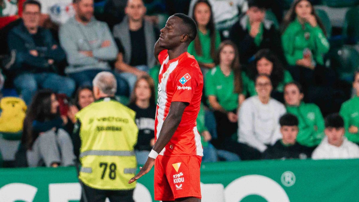 Dion Lopy hizo un partidazo en el Martínez Valero pero el gesto a la grada le costó la amarilla.